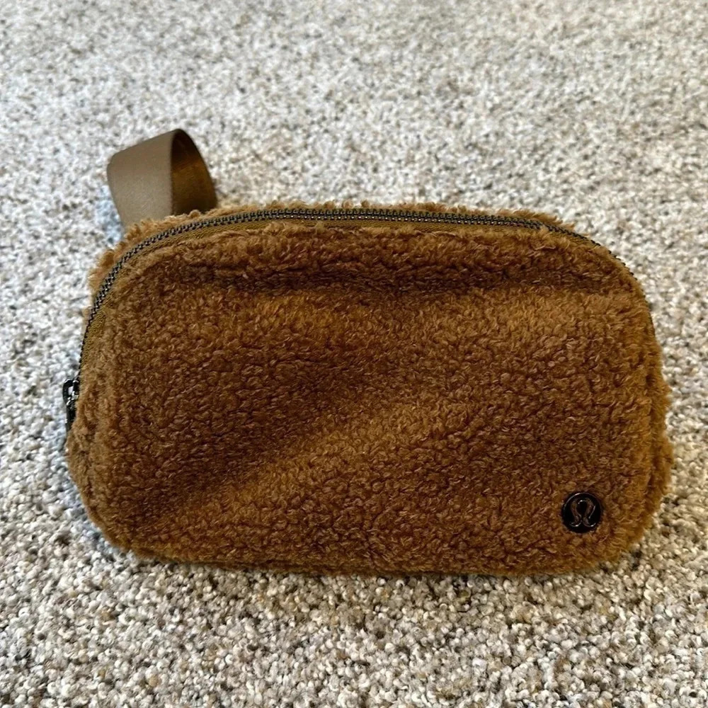 Lululemon Everywhere Belt Bag Fleece, NWT